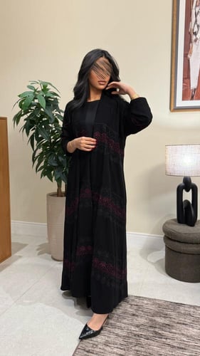 B013-عباية هيفاء بقماش ملكي مع تطريز اسود-عنابي
