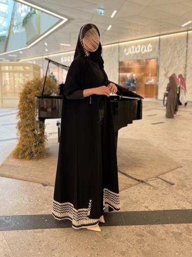 B307 عبايه لينام قصه كلوش كم استرتش اسود مع تدخيله جبير اسفل العبايه بقماش ملكي كوري
