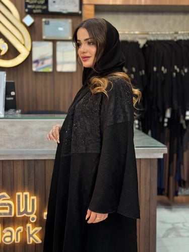 B074 عباية نايا بقماش شاكيرا كوري شك اسود