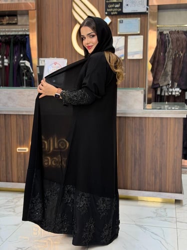 B062-عباية ميلاف بقماش كريب ملكي شغل اسود على الكم...