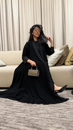 B019-عباية صولا بقماش ملكي مع شك اسود