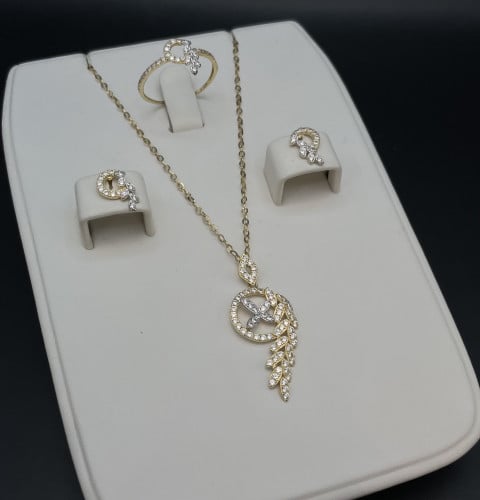 نصف طقم زركون عيار 18. الوزن 4.10 جرام