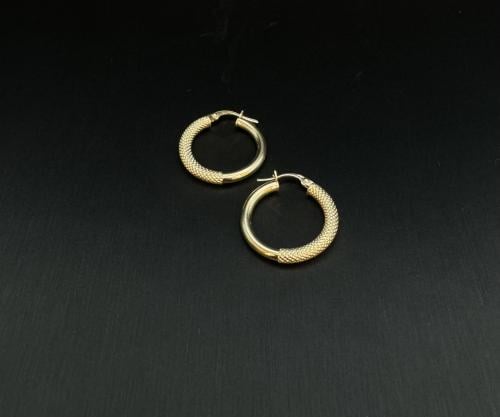 حلق دائري عيار 18. الوزن 1.6 جرام.