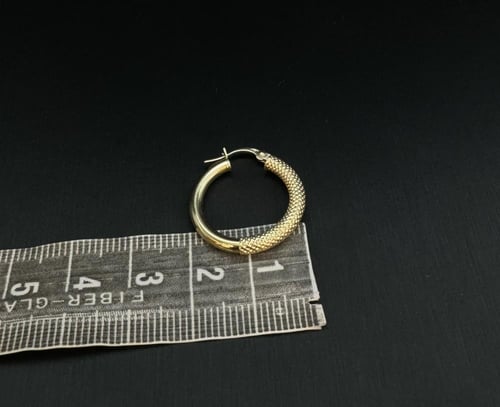 حلق دائري عيار 18. الوزن 1.6 جرام.