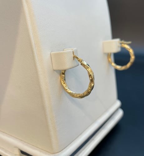 حلق دائري عيار 18. الوزن التقريبي 1.5 جرام. مقاس ا...