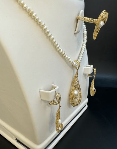 نص طقم موديل لولو عيار 18. وزن النص طقم 11.3 جرام....