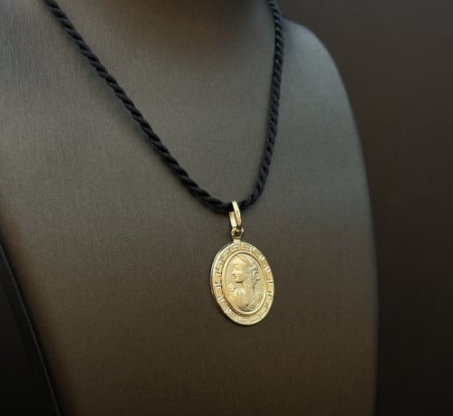 تعلقية عيار 18 . المقاس موجود بالصور. الوزن 2.5 جر...