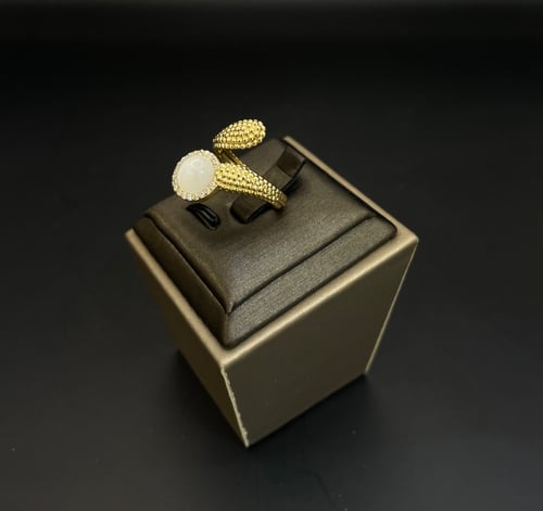 خاتم انيق مطعم بالزركون وفص ابيض . عيار 18. الوزن...