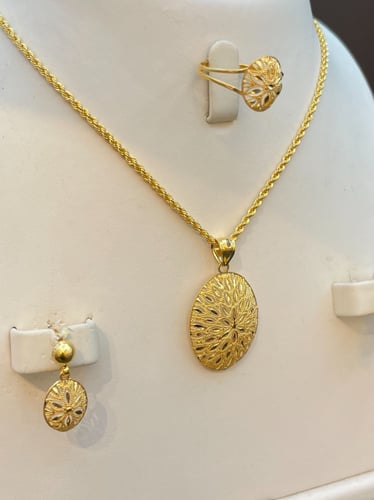 نص طقم عيار 21. الوزن 7.8 جرام.