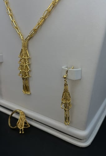 طقم ناعم وفخم عيار 21. الوزن 32.4 جرام.