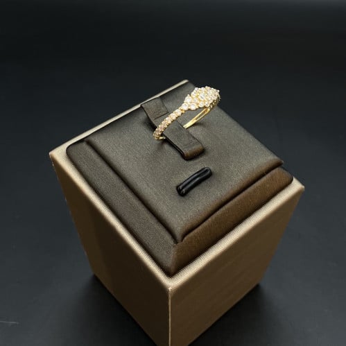 خاتم عيار 18. المقاس 16 (7.5). الوزن 1.30 جرام. في...