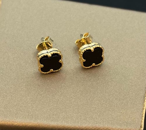 حلق الوردة ميني اطفال فص اسود عيار 18. الوزن 1.42...