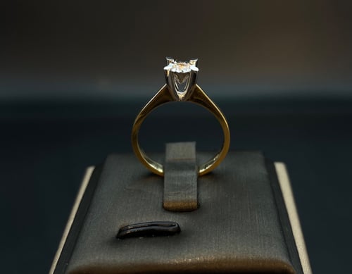 خاتم سولتير فخامه ذهب اصفر مطعم بالذهب الابيض عيار...