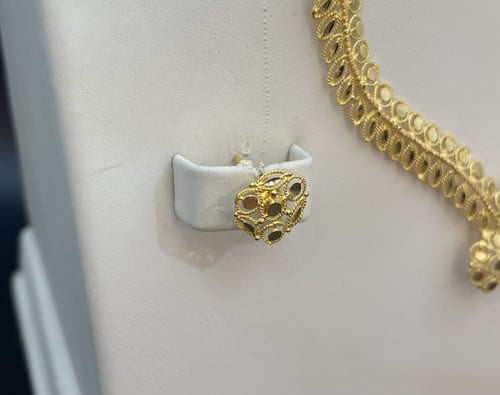 طقم عيار 21. الوزن 11.13 جرام.