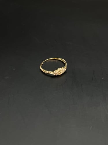 خاتم عيار 18. المقاس 16 (7.5). الوزن 1.30 جرام. في...