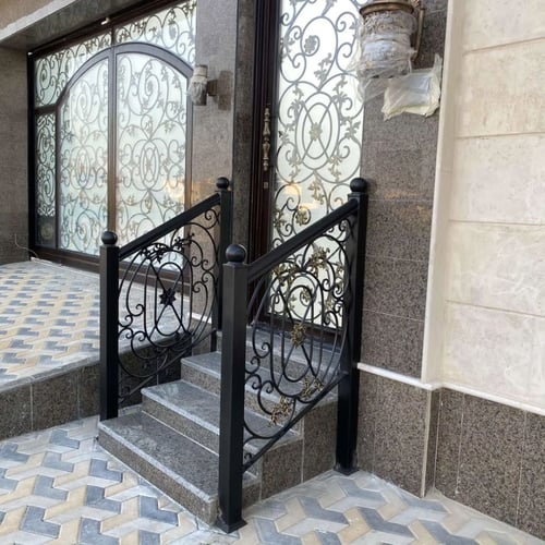 باب حديد مشغول ودبل زجاج