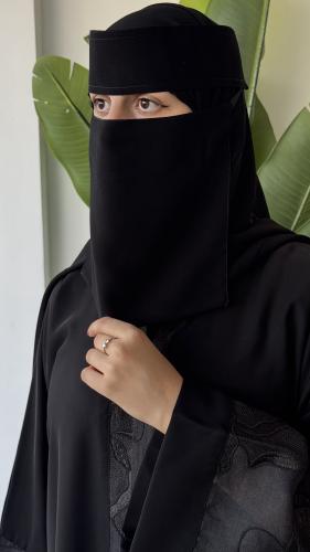 نقاب الرداء الأسود