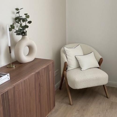 كرسي قماش سكري ارجل خشب بني فاتح