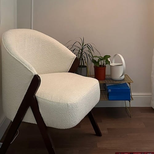 كرسي بوكليه ابيض بخشب بني