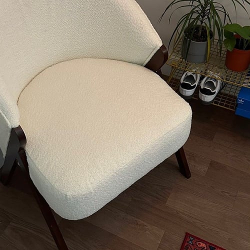 كرسي بوكليه ابيض بخشب بني