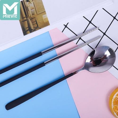 عيدان طعام مع ملعقة