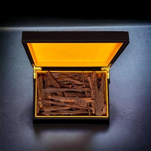 عود هندي نجلاند في صندوق جلدي مميز