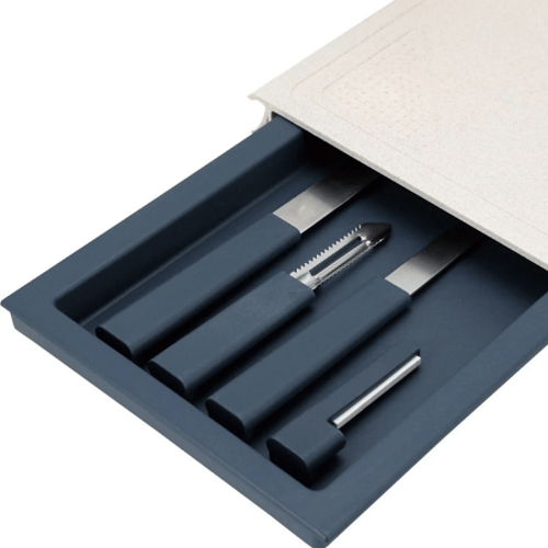 لوح تقطيع مع الادوات