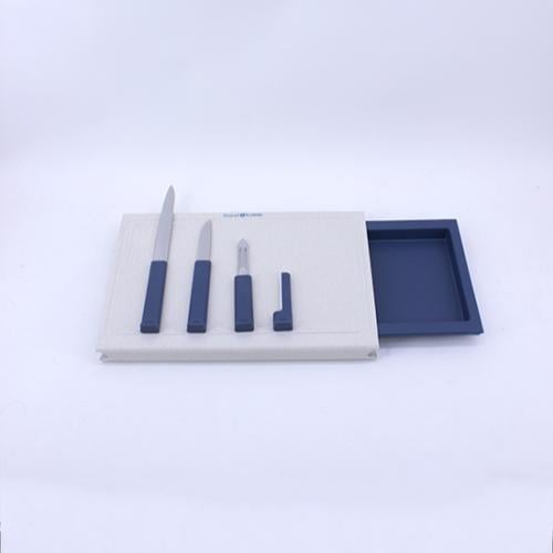 لوح تقطيع مع الادوات