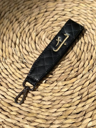 ميداليه مطرزة