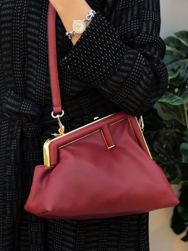 شنطة بتصميم فيندي