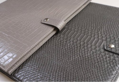 ملف رمادي غامق