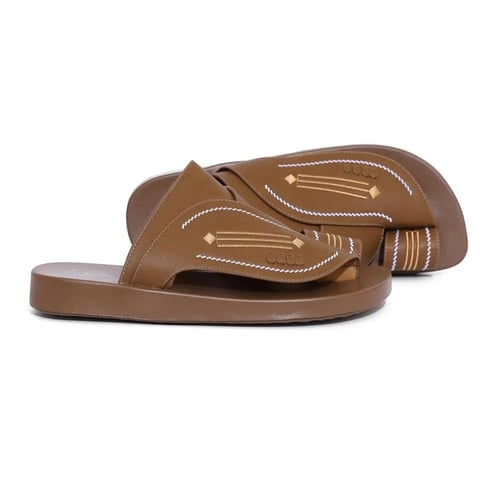 حذاء شرقي طبي بني 2025