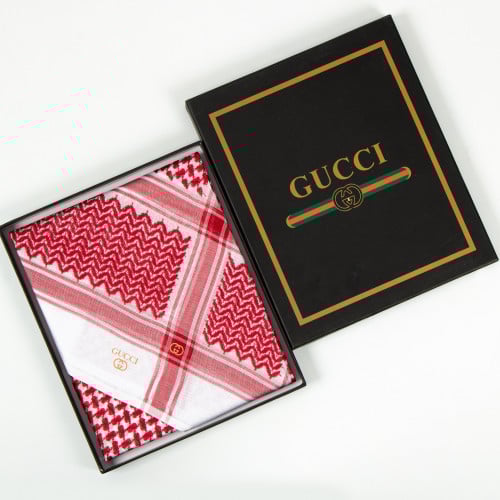 شماغ قوتشي ذهبي انجليزي2025