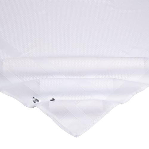 شماغ قوتشي ابيض انجليزي2025