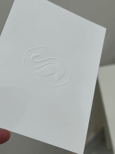 كرت إهدأ بشعار سوارفسكي