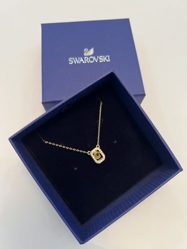 سلسال ذهبي لامع من سوارفسكي