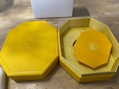 علبه صفراء بشعار سوارفسكي