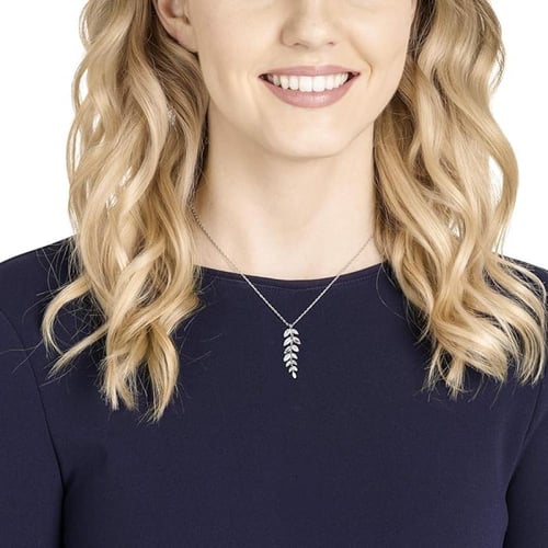 سلسال بحلق متدلي