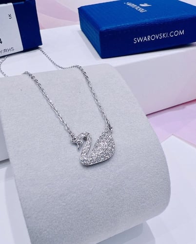 سلسال البطه ابيض بشعار سوارفسكي