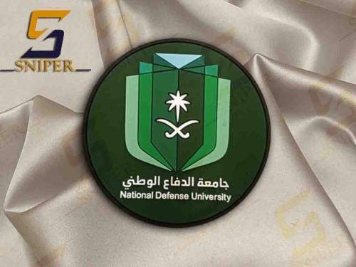 شعار جامعة الدفاع الوطني ربر ملون مقاس 75x75 mm