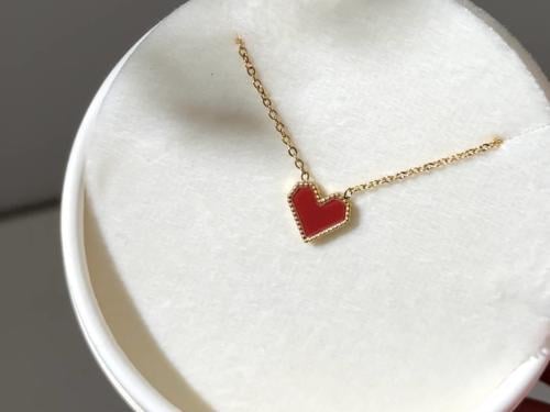 قلادة velvet love