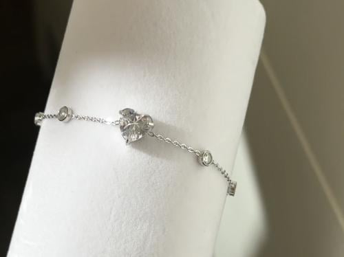 سوارة kily - فضية بقلب شفاف