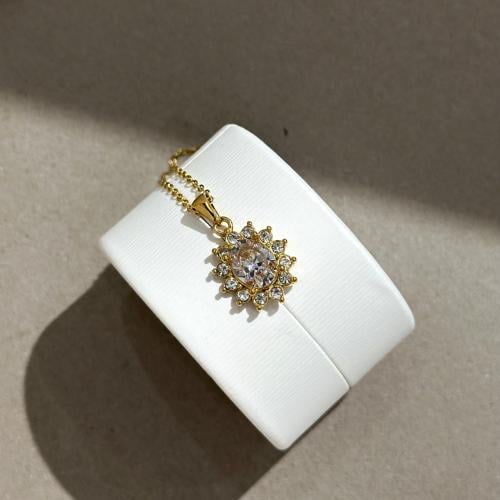 قلادة فيكتوريا - حجر شفاف