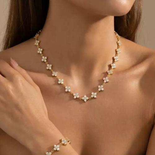 Lenor Necklace