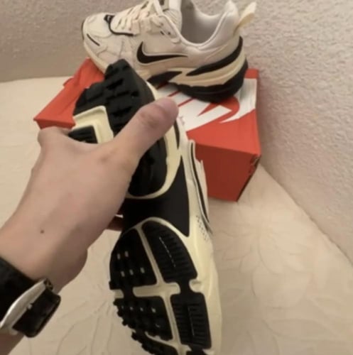 Nike V2K Run black white