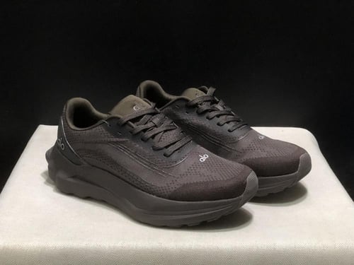 alo yoga runner espresso