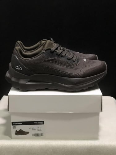 alo yoga runner espresso