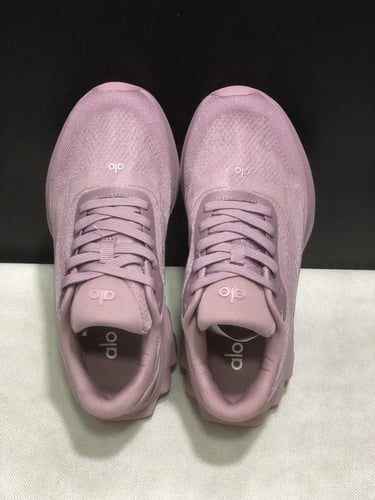 alo yoga runner smoky quartz