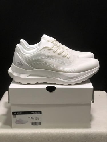 alo yoga runner white/white