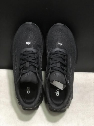 alo yoga runner white/white